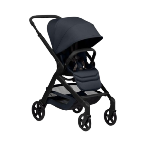 Compacte blauwe Joolz Hub2 kinderwagen Dark Navy Blue in zijaanzicht, met grote zonnekap, boodschappenmand en ergonomische zitting.