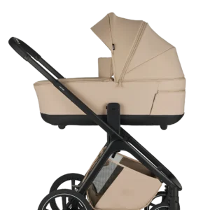 Moderne Easywalker Zoey kinderwagen in Almond Taupe kleur met compact design en zwarte wielen