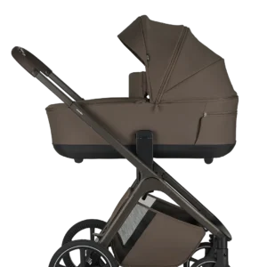 Moderne Easywalker Zoey kinderwagen in Chestnut Brown kleur met compact design en zwarte wielen