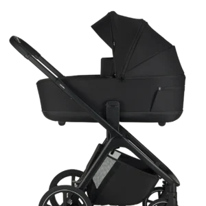Moderne Easywalker Zoey kinderwagen in Pure Black kleur met compact design en zwarte wielen