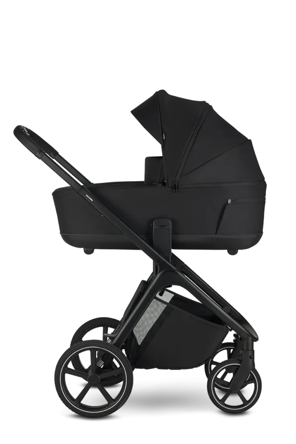 Moderne Easywalker Zoey kinderwagen in Pure Black kleur met compact design en zwarte wielen