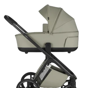 Moderne Easywalker Zoey kinderwagen in Sage Green kleur met compact design en zwarte wielen